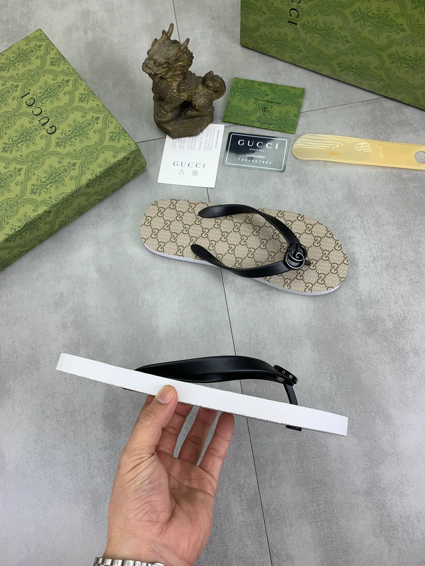 Men's men's shoes 💰P220💰【New style】🆘【GUCCI】Official website's popular Gucci adult couple 🧑‍🤝‍🧑 style, children's flip-flops are on sale at the counter simultaneously! Original fabric imported from Italy. Original bottom provided by the original factory. Size: Adult 36-45. Children’s size: 30-37. Multiple colors available.